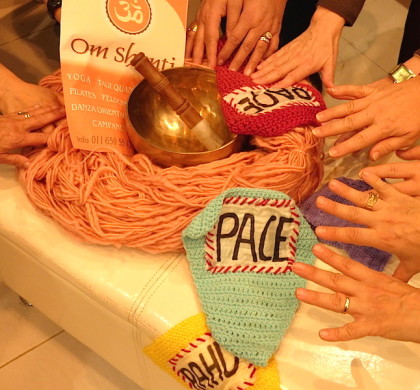 “Libri letti ai ferri”  presenta  Fili di pace knitting  con Om shanti