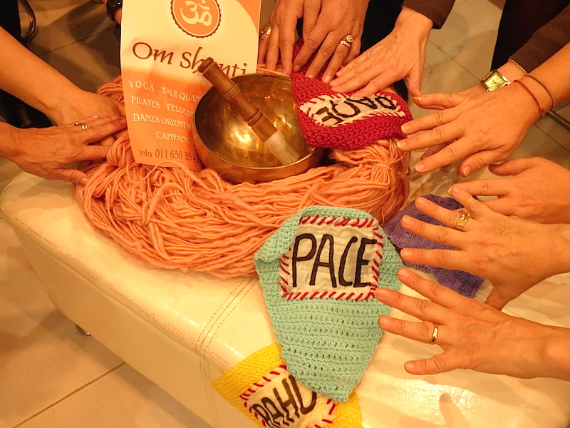 “Libri letti ai ferri”  presenta  Fili di pace knitting  con Om shanti